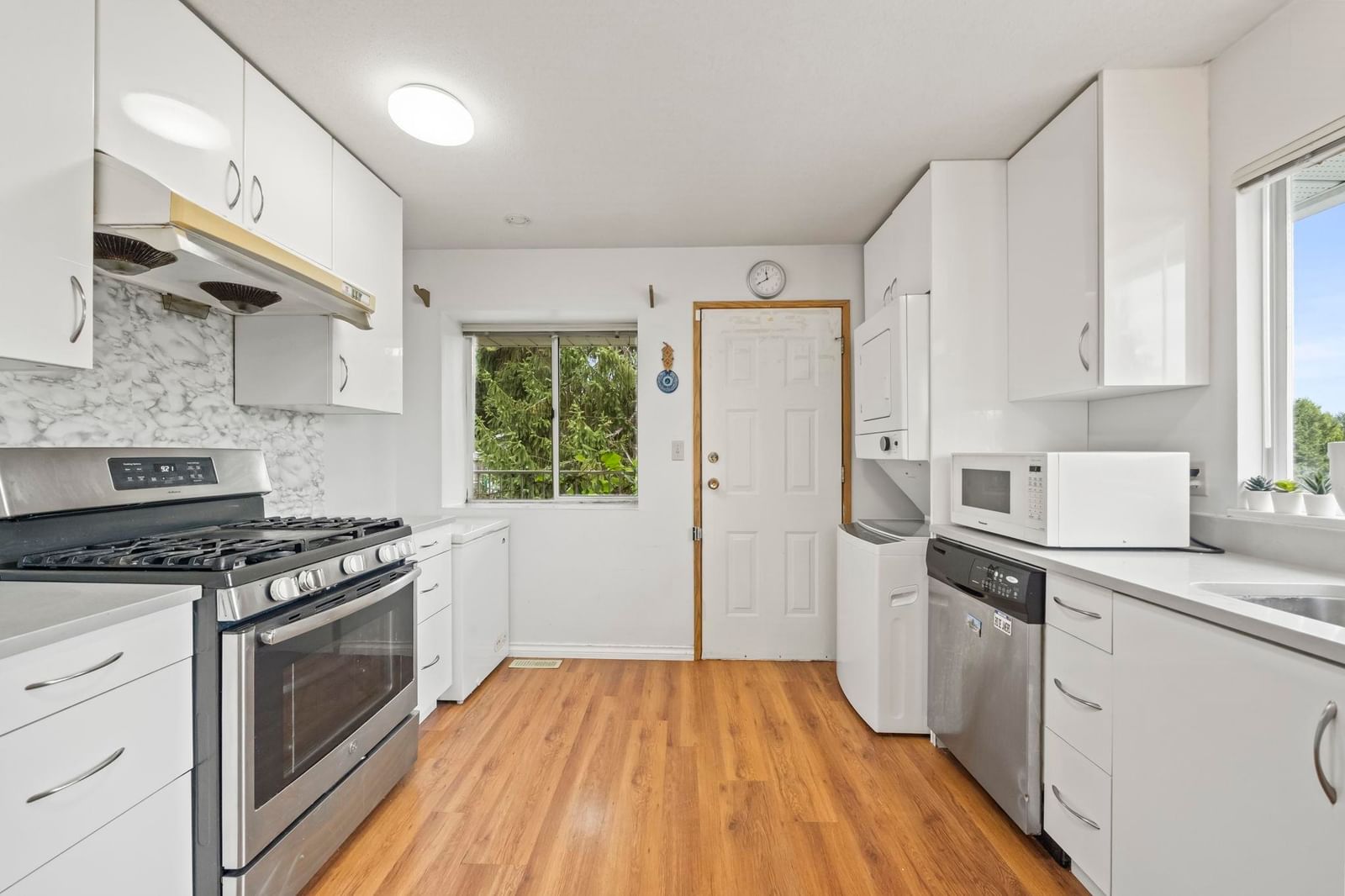 Listing Image 8