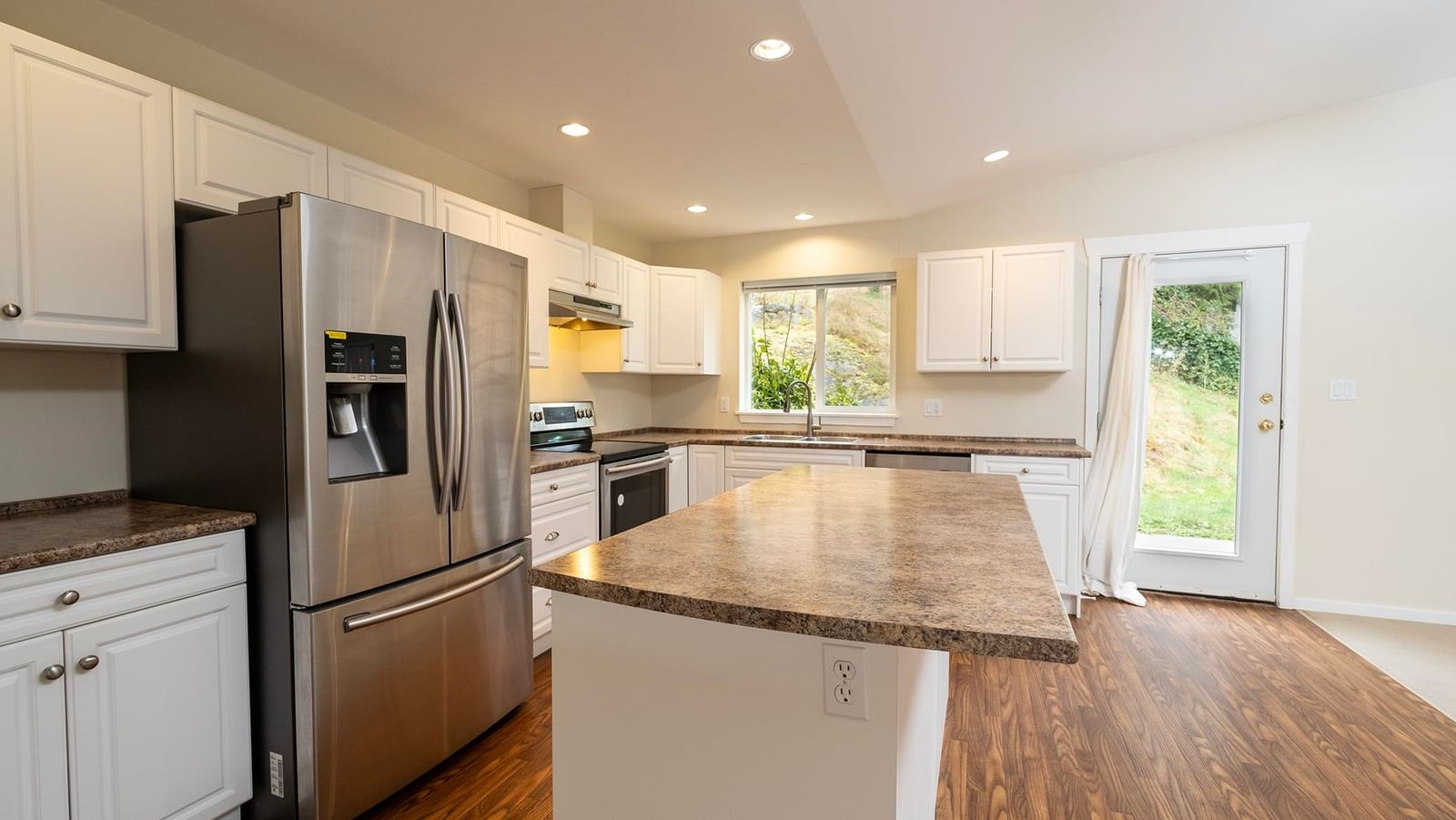 Listing Image 4