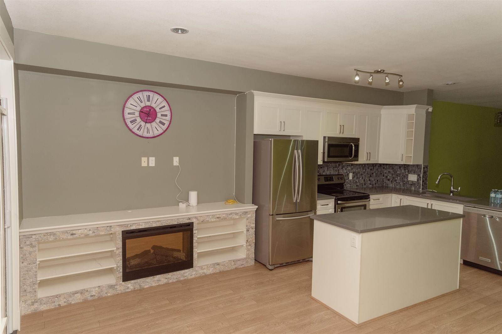 Listing Image 9