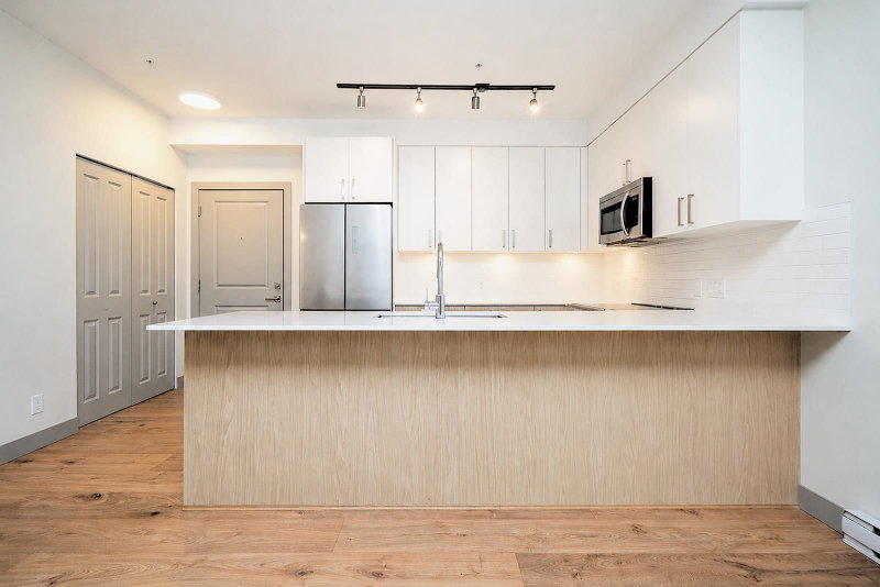 210 - 6968 Royal Oak Avenue