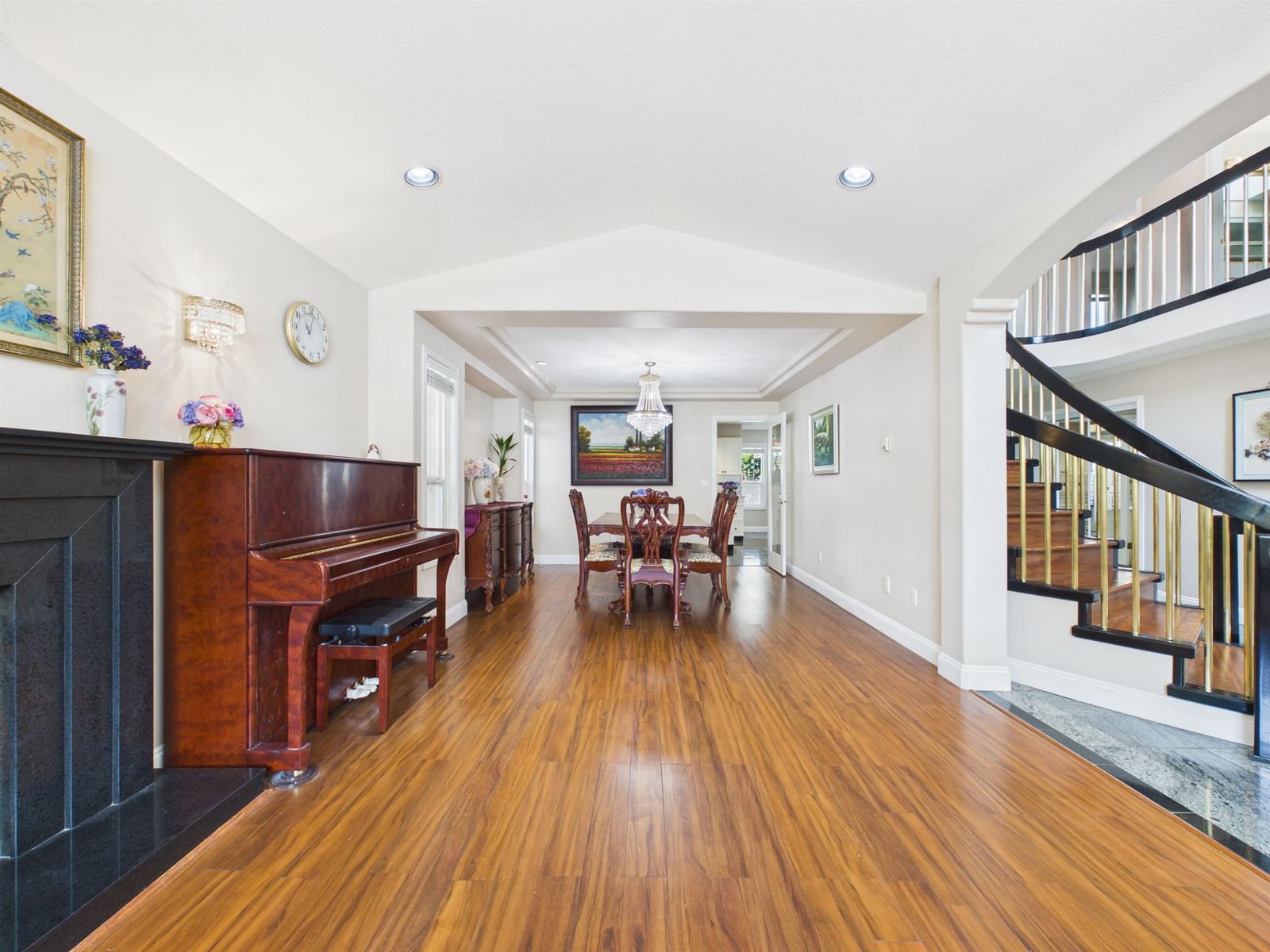 Listing Image 4