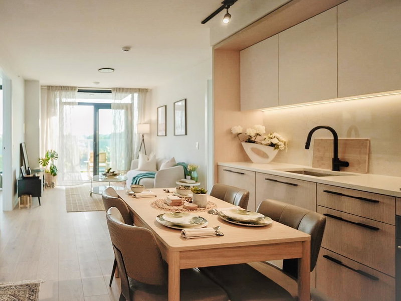 802 - 2729 Kingsway