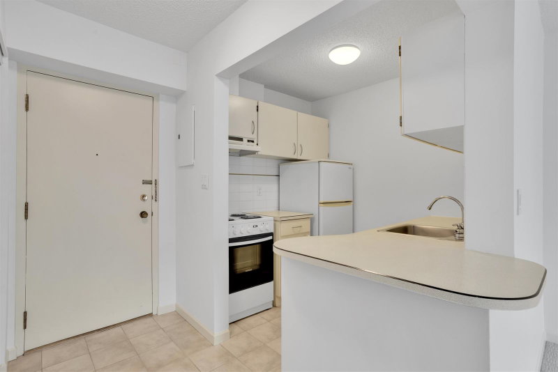 303 - 150 15th Street E