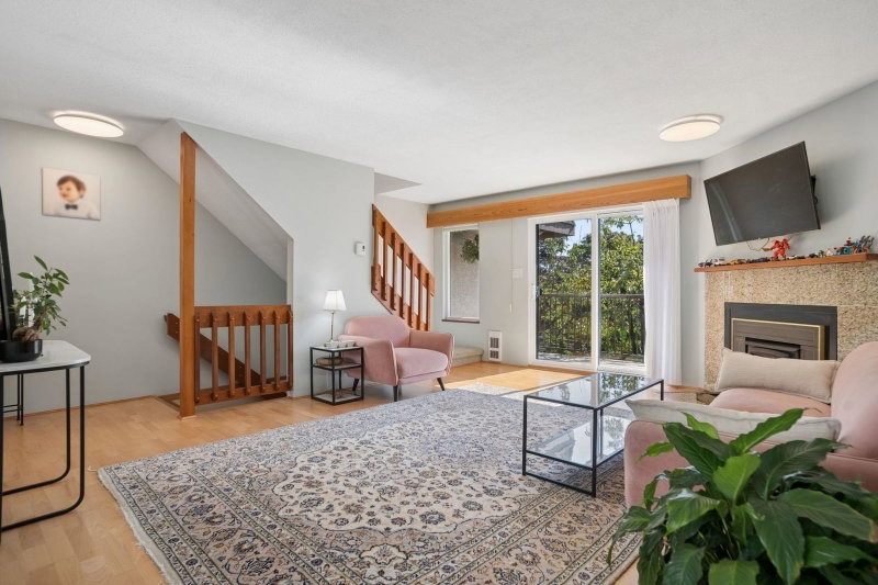 4 - 220 16th Street W
