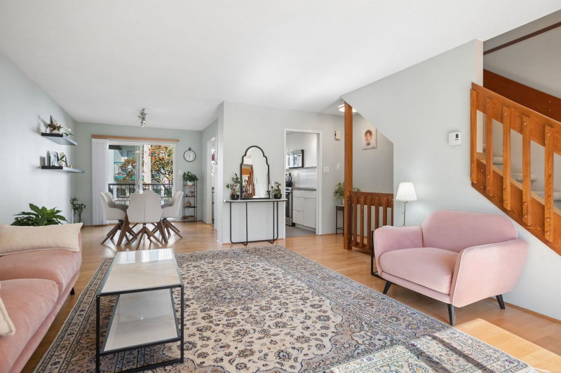 4 - 220 16th Street W