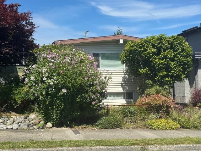 2935 Adanac Street