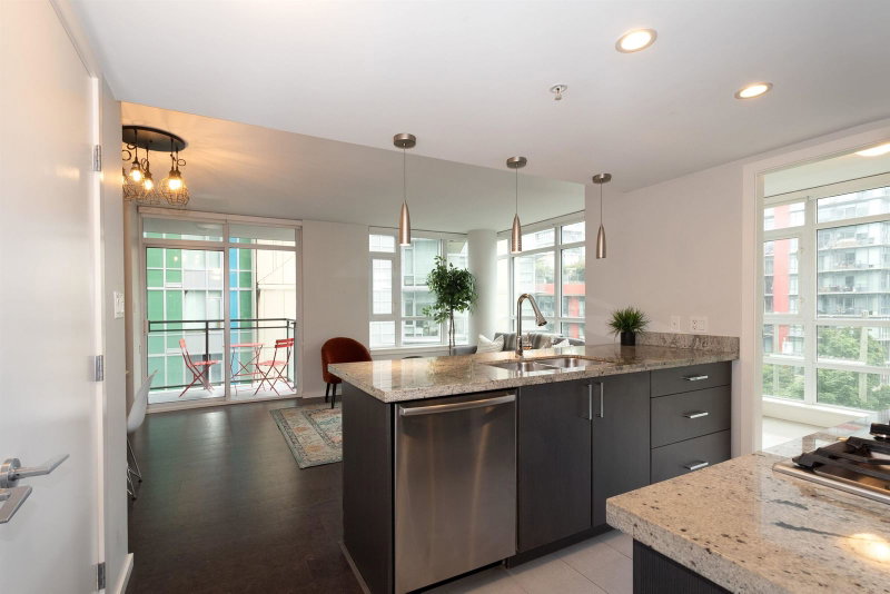 607 - 89 2nd Avenue W