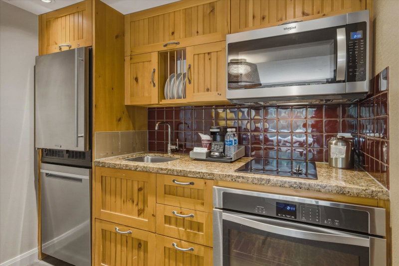 871/872 - 4090 Whistler Way
