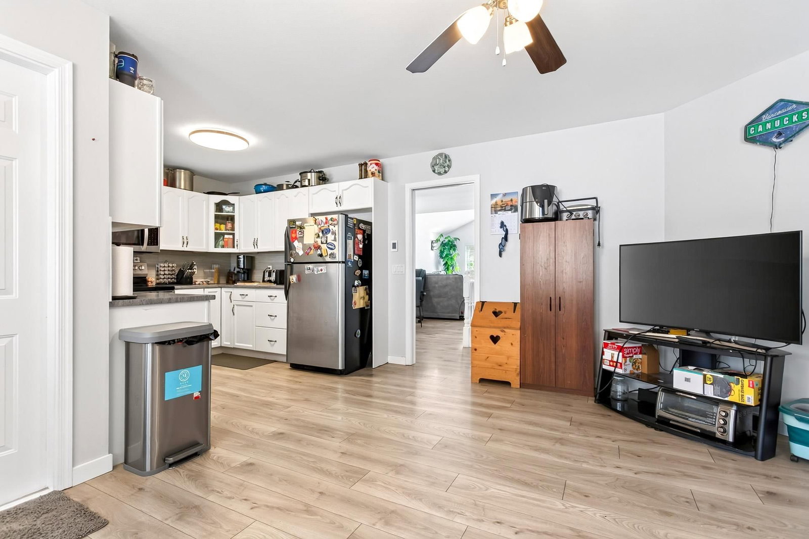 Listing Image 11