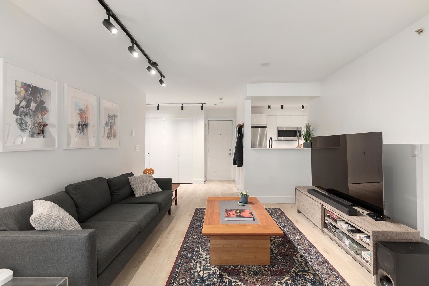 Listing Image 4