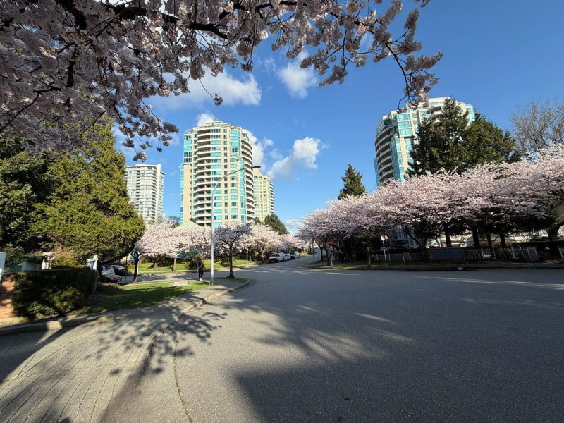 13 - 6577 Southoaks Crescent