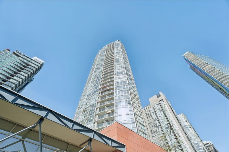 908 - 1408 Strathmore Mews