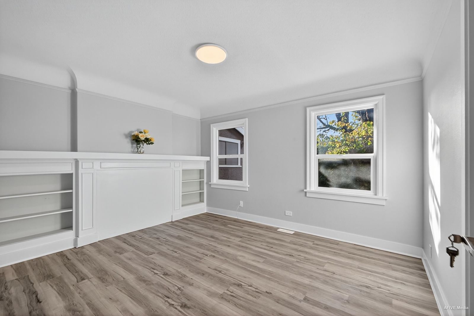 Listing Image 10
