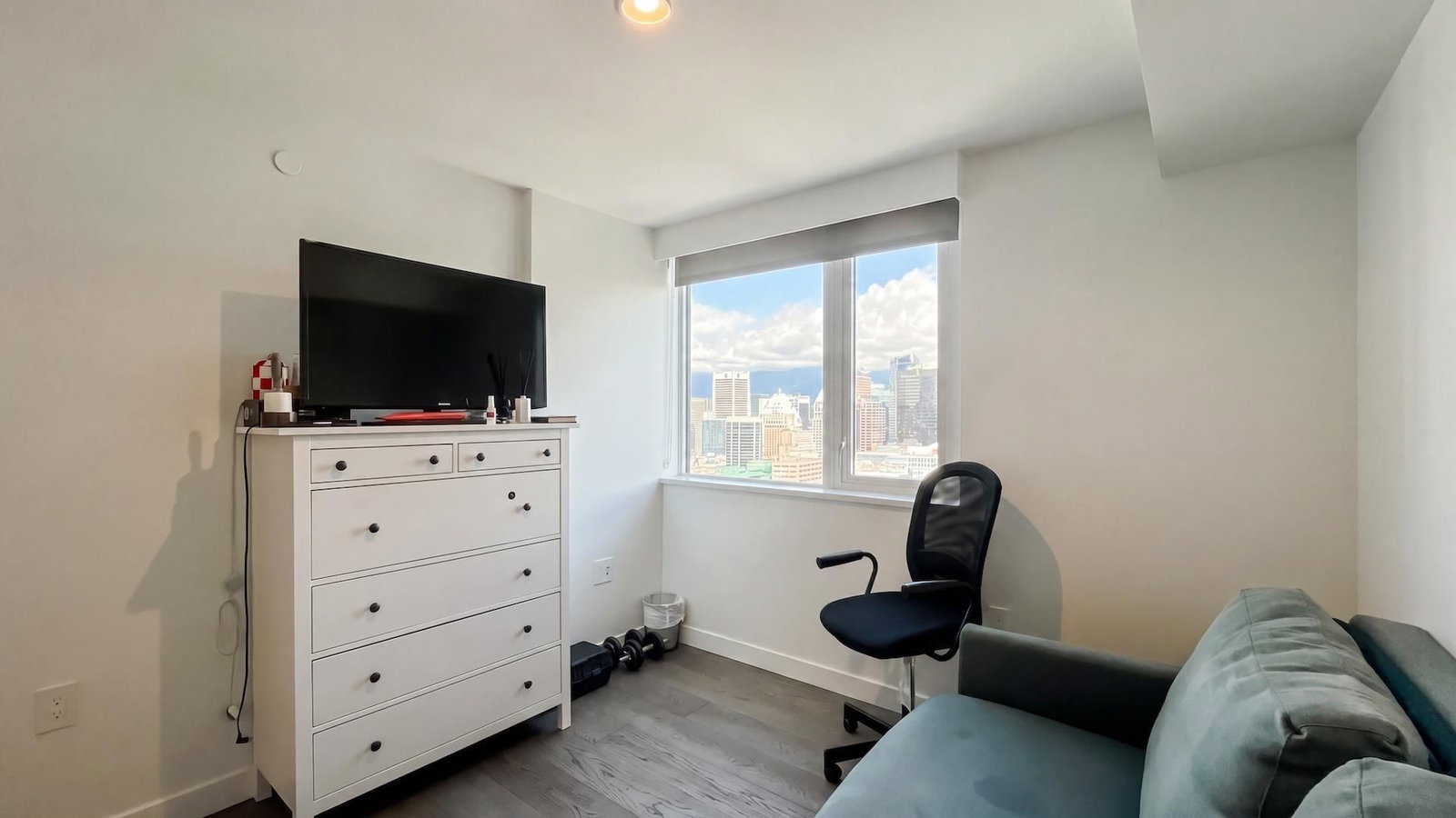 Listing Image 4