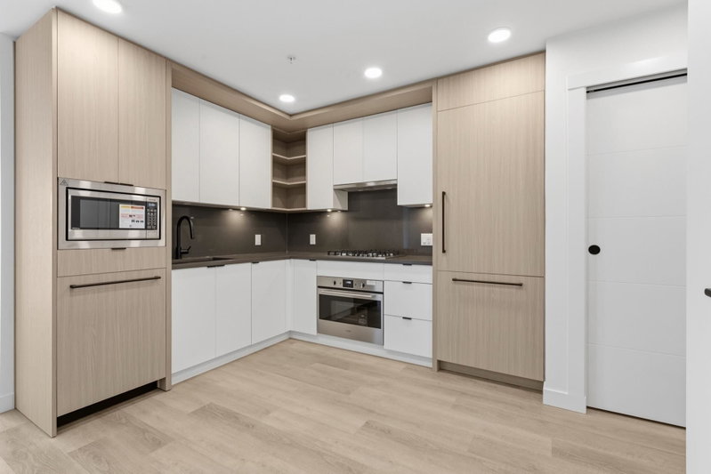 403 - 2268 Broadway E