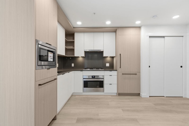 403 - 2268 Broadway E