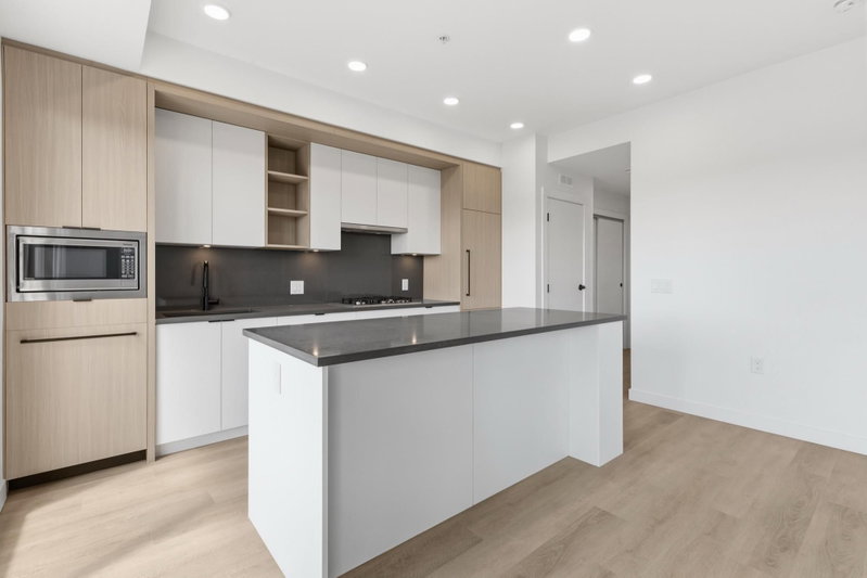 501 - 2268 Broadway E