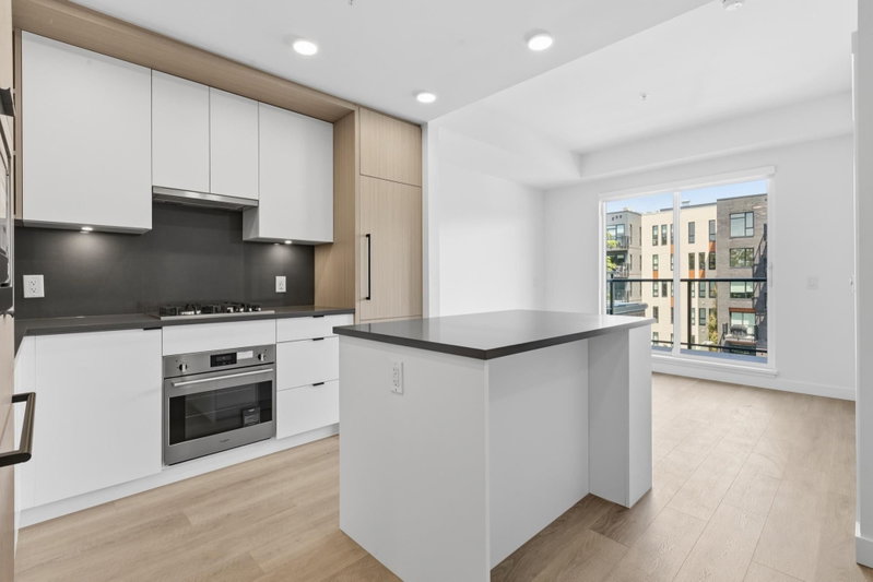 404 - 2268 Broadway E