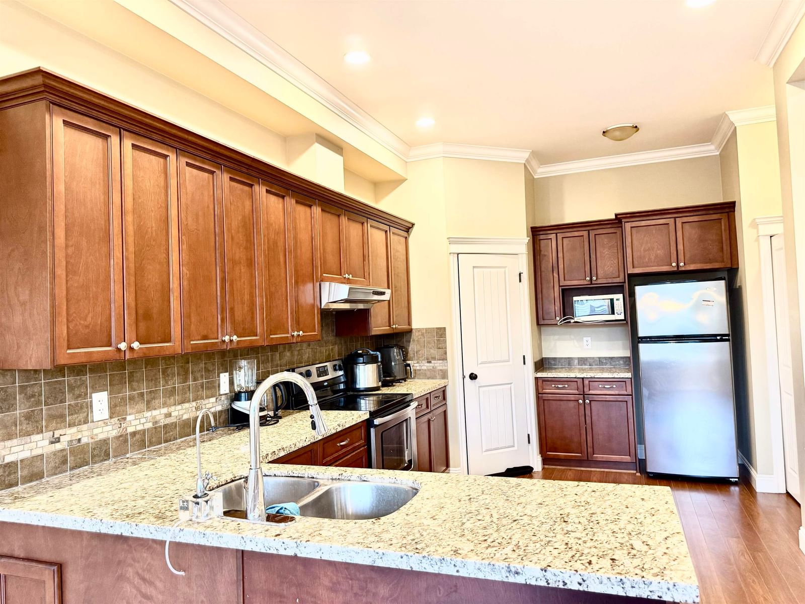 Listing Image 5