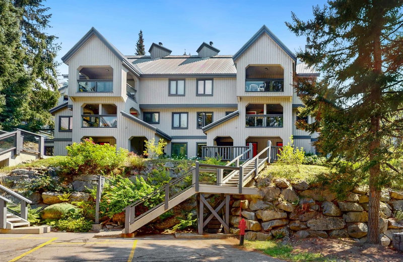 11 - 2556 Snowridge Crescent