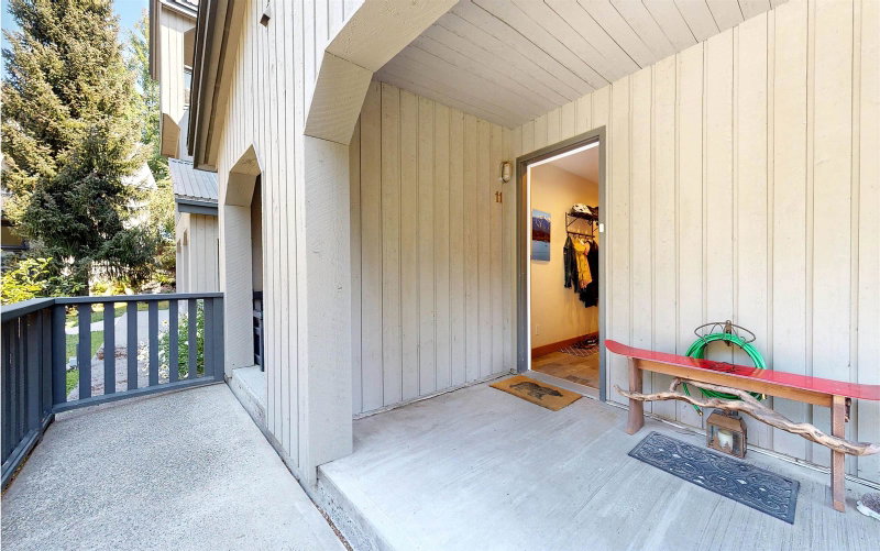 11 - 2556 Snowridge Crescent