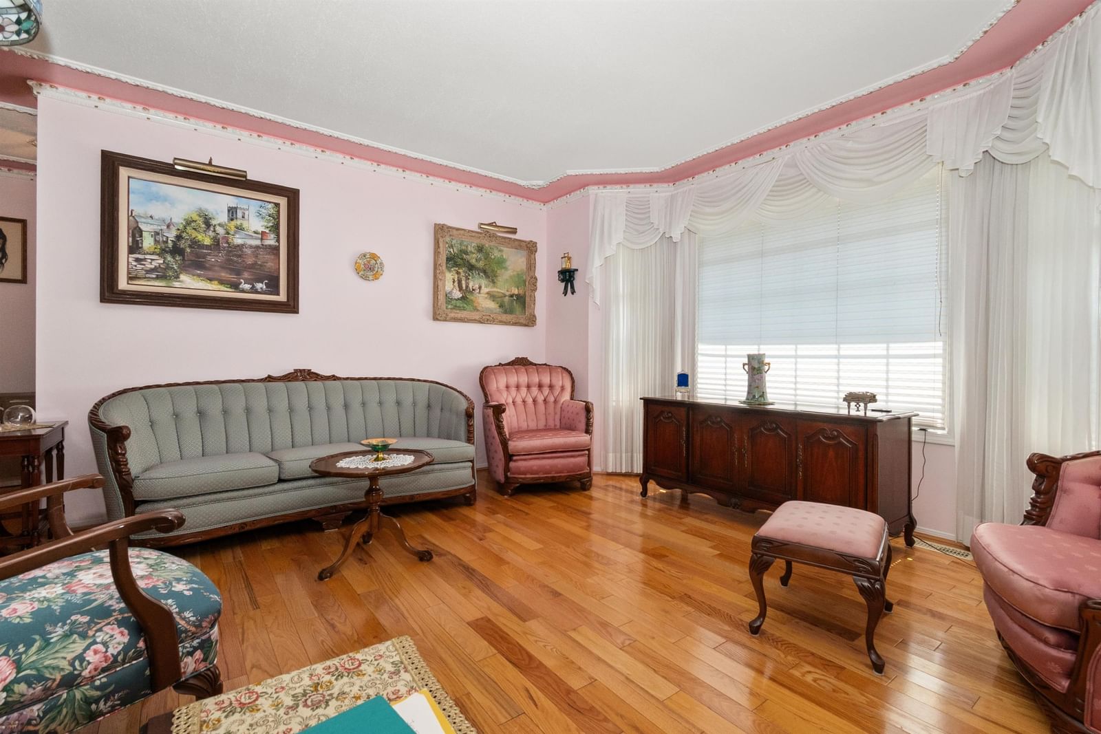 Listing Image 4