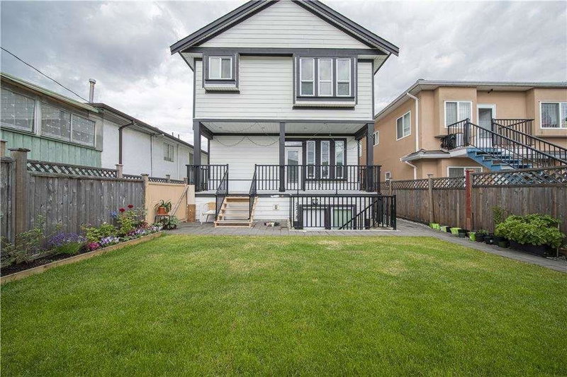 2216 Mannering Avenue