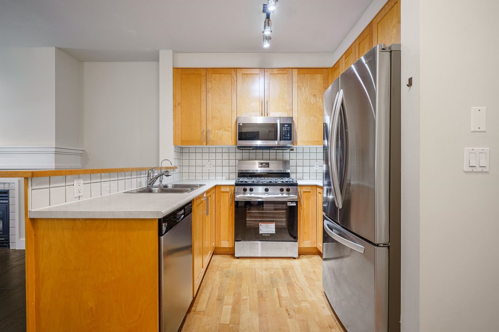 Listing Image 8