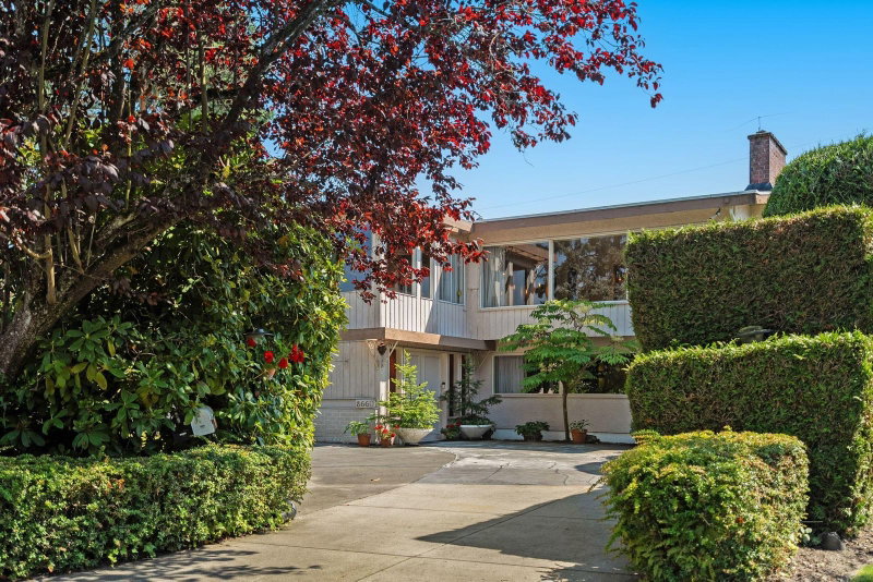 8660 Fairfax Crescent
