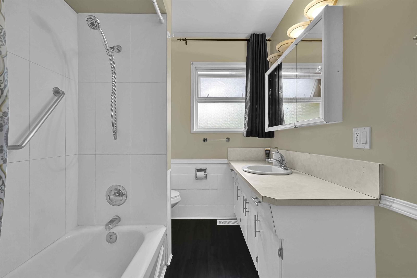 Listing Image 12