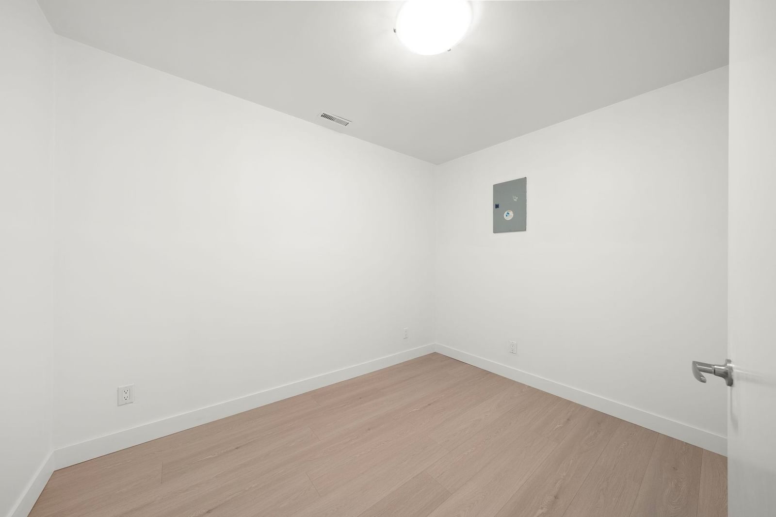 Listing Image 24