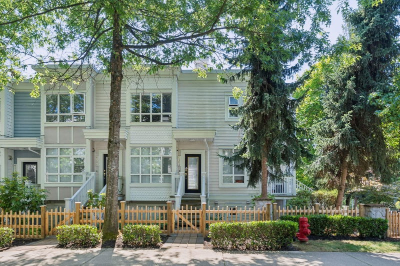 6702 Village Green