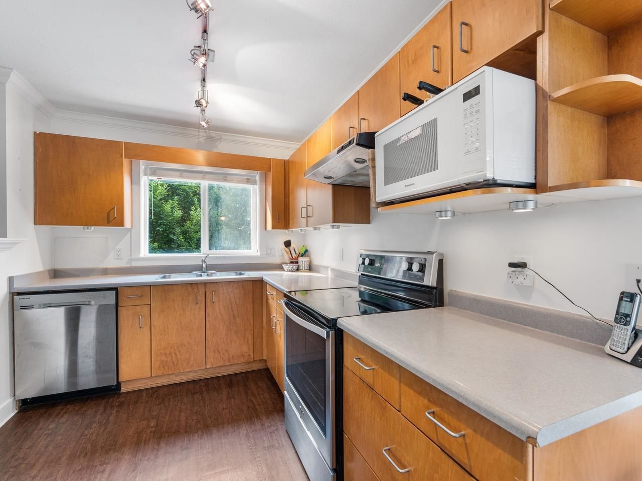 Listing Image 9