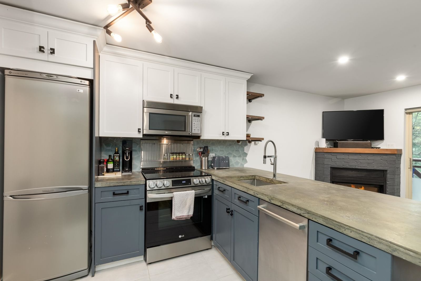Listing Image 6