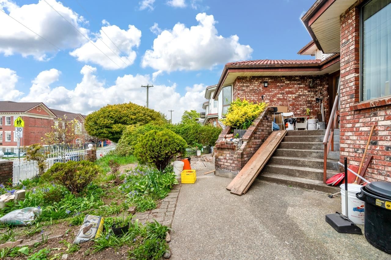 Listing Image 4