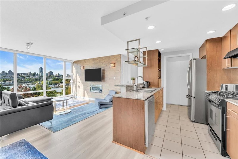 705 - 583 Beach Crescent