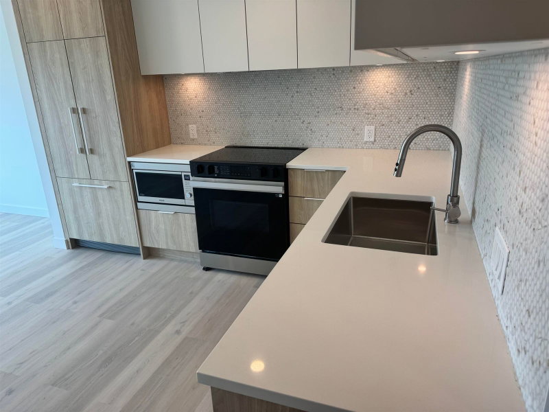 30* - 1616 Lloyd Avenue