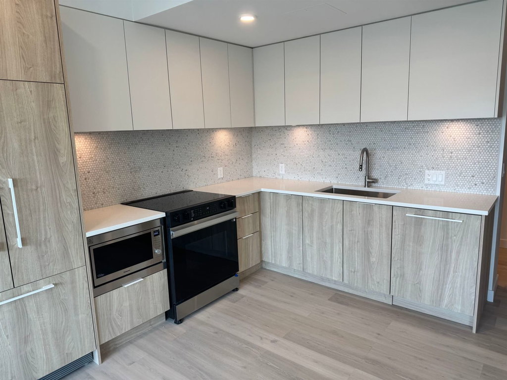 30* - 1616 Lloyd Avenue 3