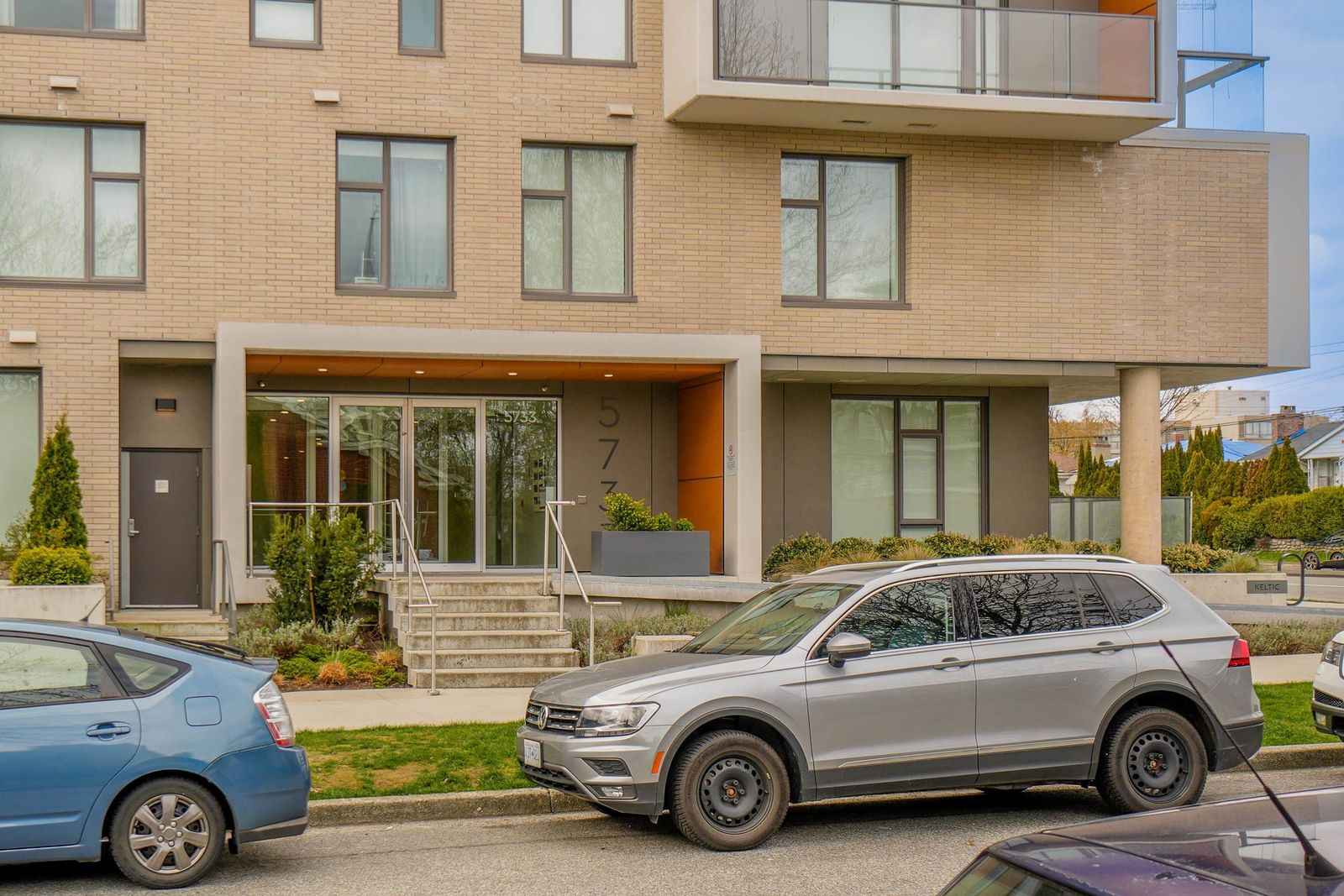 Listing Image 4