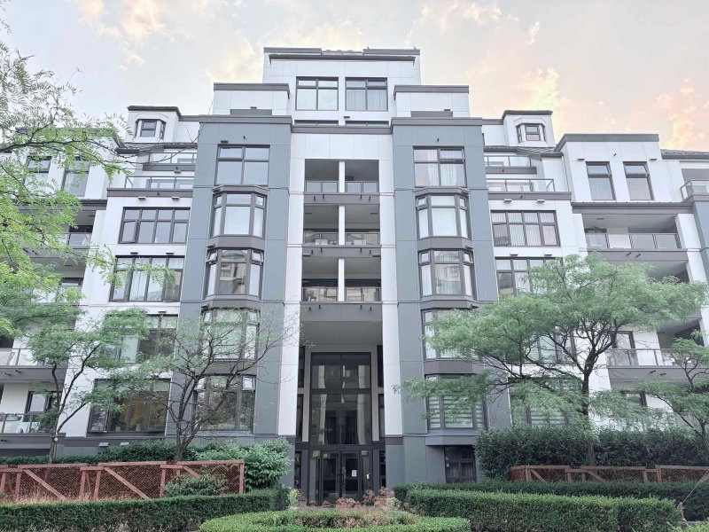 209 - 2468 Broadway E