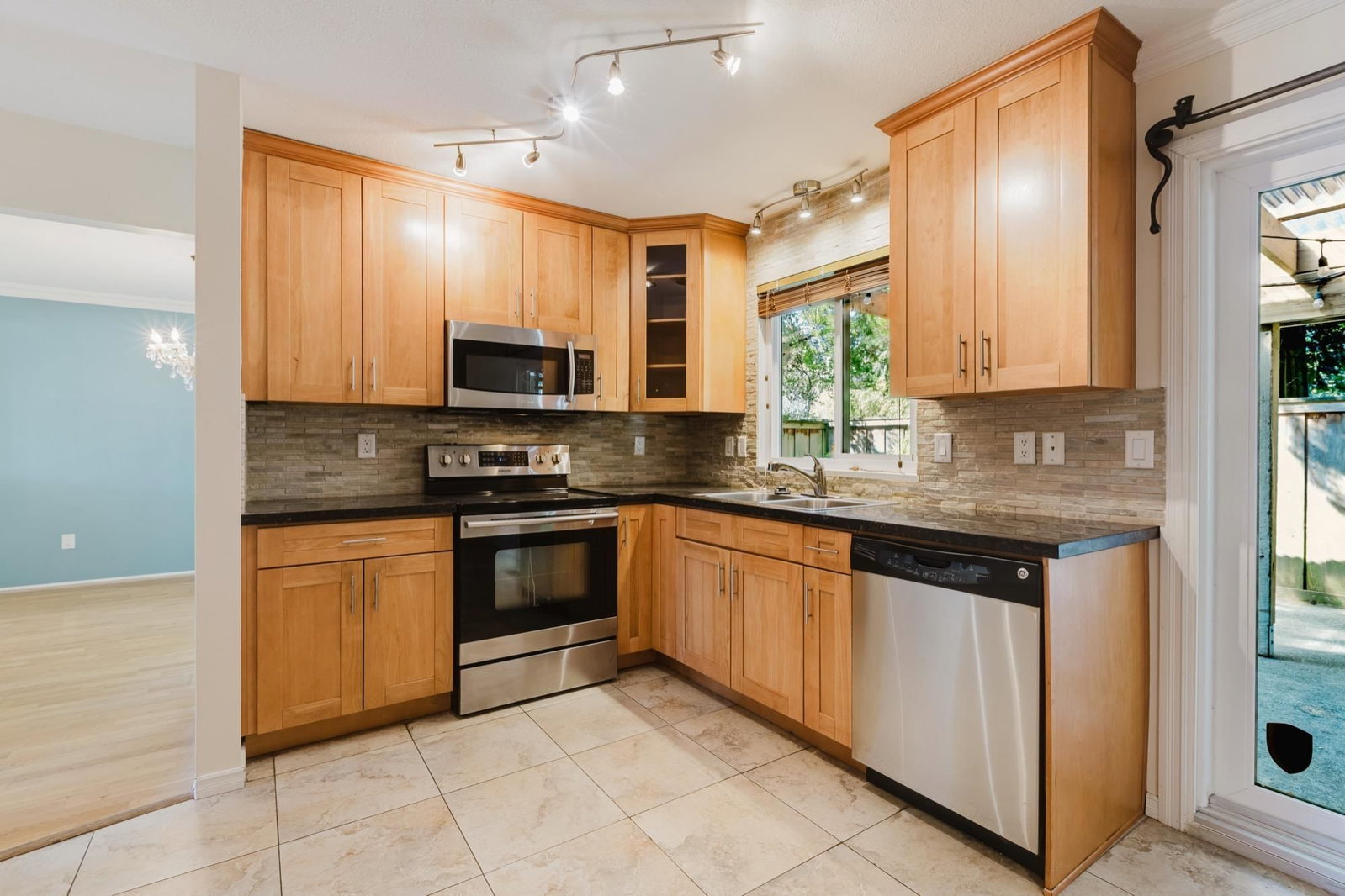 Listing Image 10