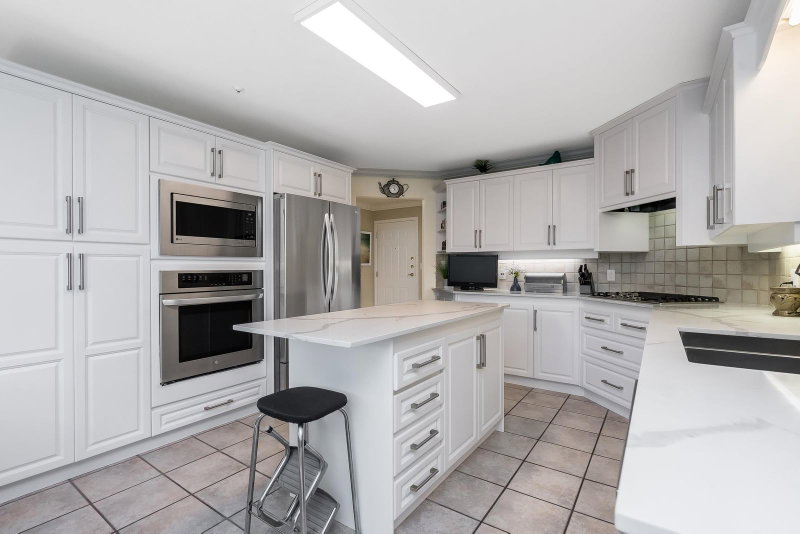 201 - 14934 Thrift Avenue