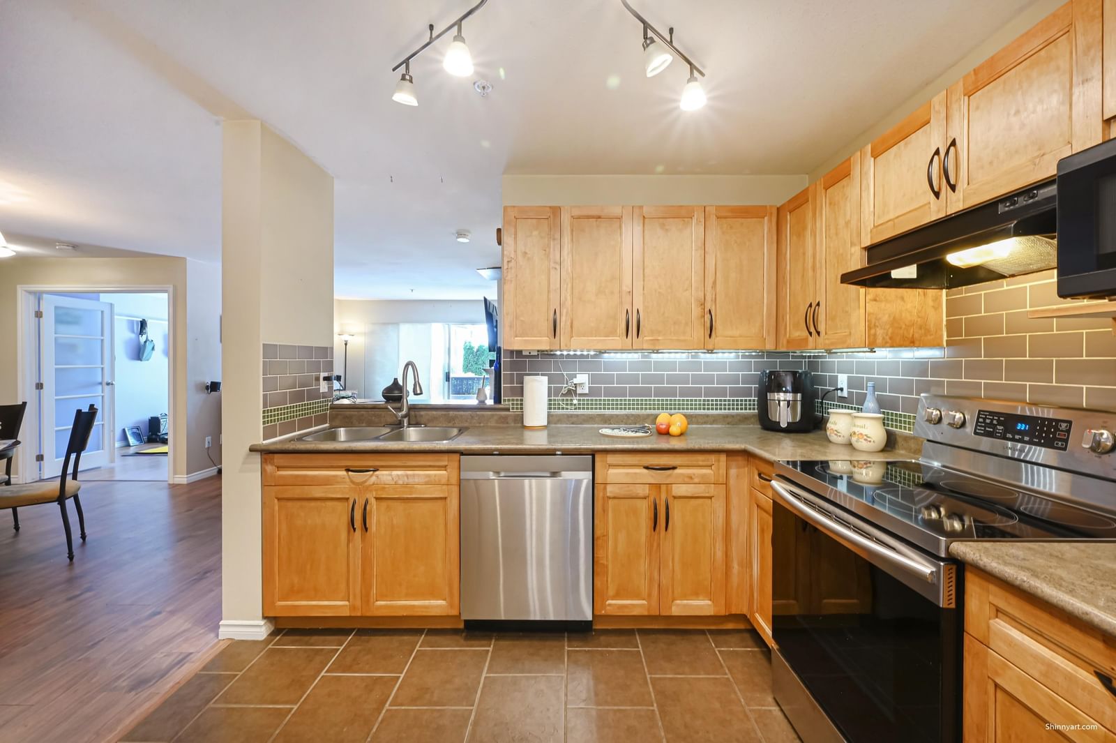 Listing Image 6