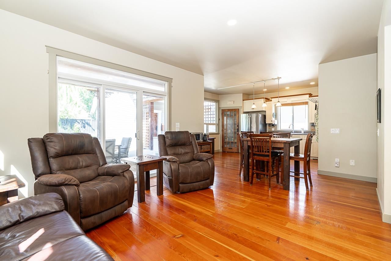 Listing Image 11