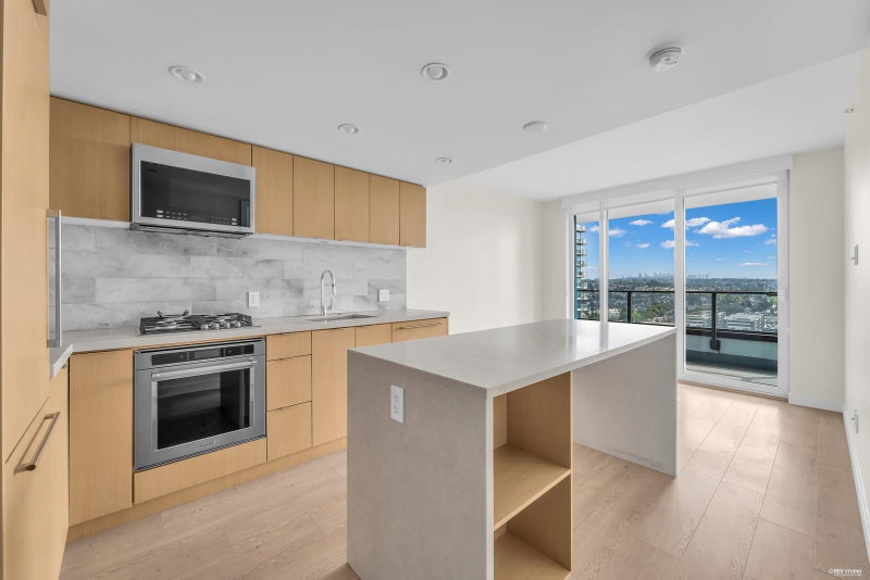 2405 - 8189 Cambie Street