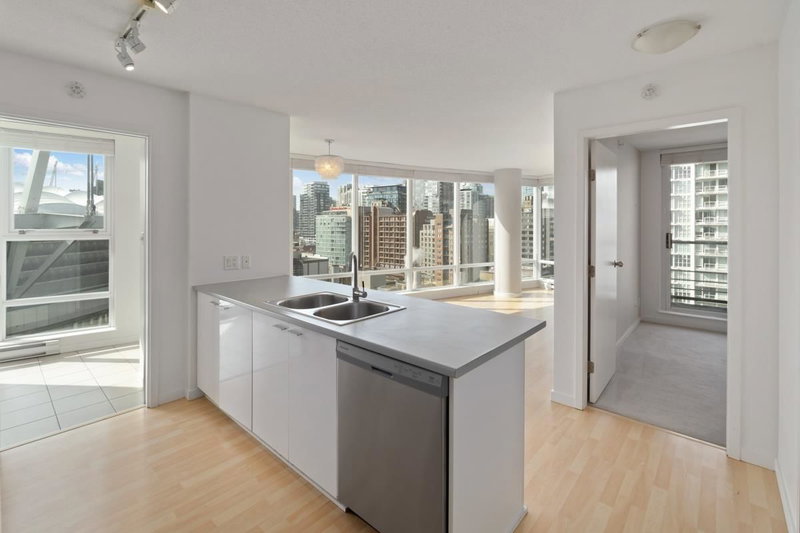 1503 - 111 Georgia Street W