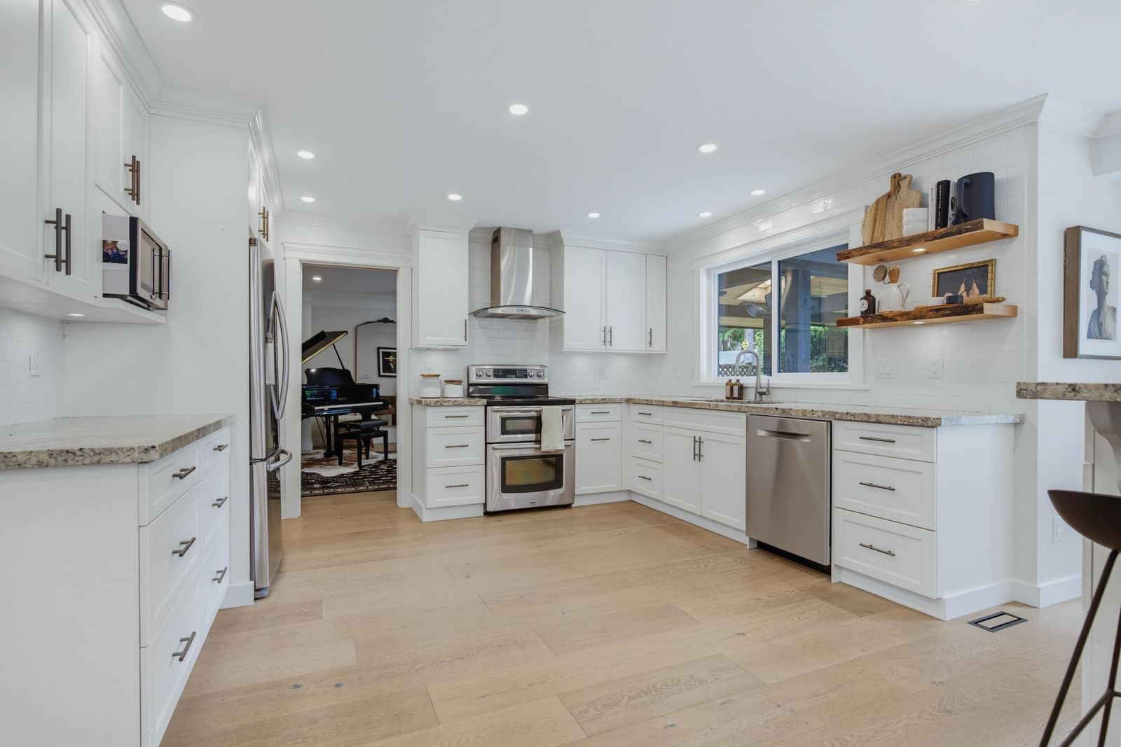 Listing Image 11