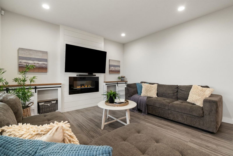 22 - 6262 Rexford Drive