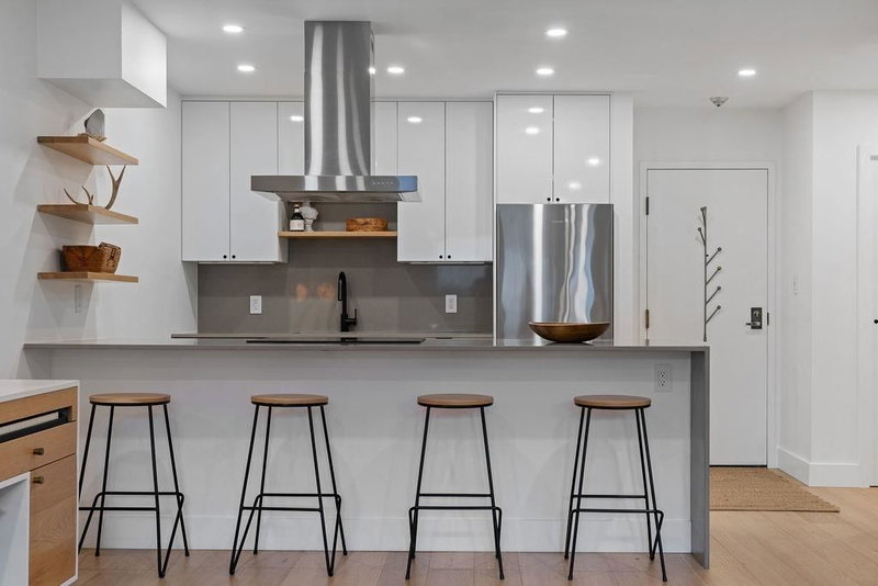 203 - 607 8th Avenue E