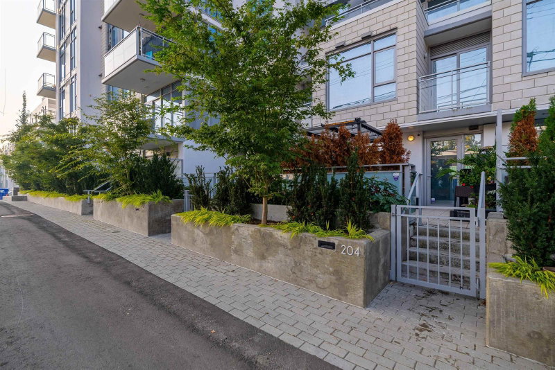 204 - 2435 Kingsway